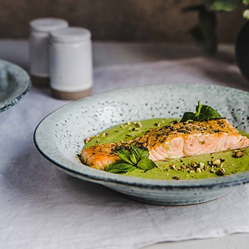 Grilled salmon with pea seed pureé