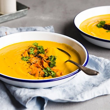 Creamy carrot ginger soup with sweet potato chips 