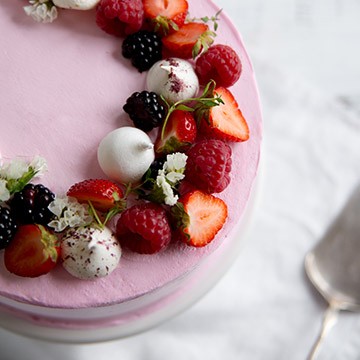 Pistachio cake with raspberry cream